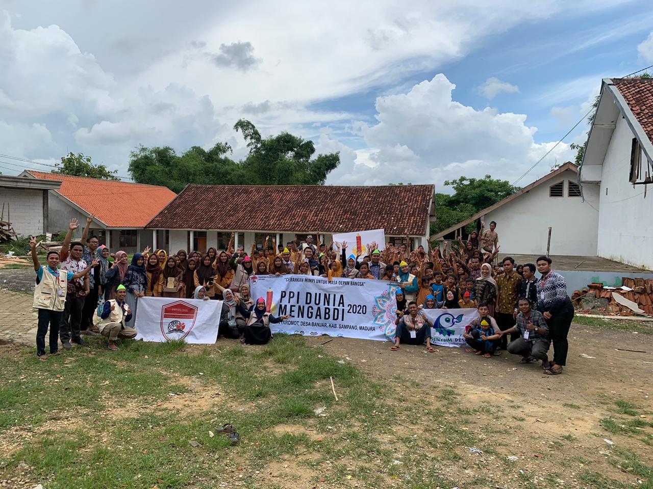 Senyum Desa bersama PPI Dunia ketika mengabdi di Sampang Madura. (Foto: Istimewa)