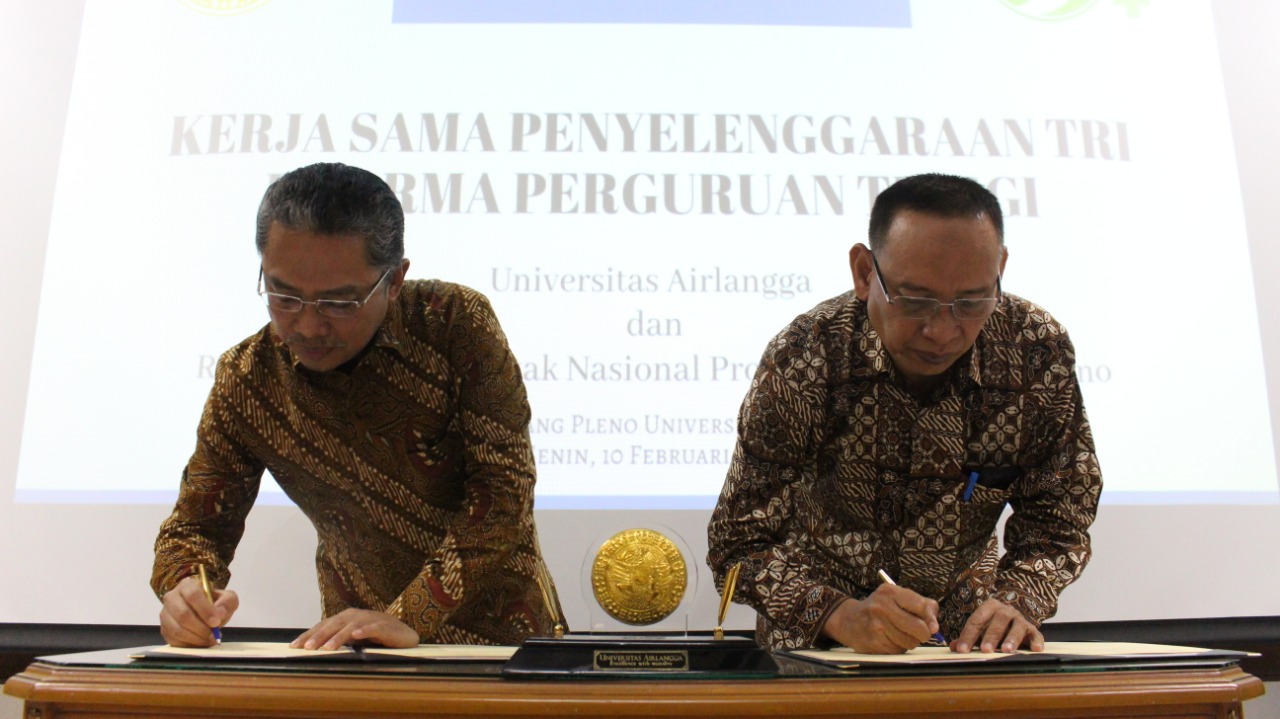 DARI kiri, Rektor UNAIR Prof. Dr. Moh. Nasih SE., MT., Ak., dan Direktur Utama RS PON dr. Mursyid Bustami, Sp. S (K). KIC, MARS., saat menendatangani MoU di Ruang Sidang Pleno, Kantor Manajemen UNAIR, pada Senin (10/2/20). (Foto: M Alif Fauzan)