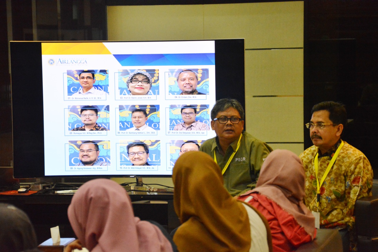 DARI kanan, Sekretaris PSCR 2020 Dr. M. Hadi Subhan, S.H., M.H., C.N., dan Ketua PSCR 2020 Prof. Dr. Suryanto, M.Si., Psikolog., saat melakukan konferensi pers bersama Senat Akademik UNAIR pada Selasa Sore (11/2/2020) di Hall Lantai 4, Kantor Manajemen Kampus C. (FOTO: Feri Fenoria Rifa’i)