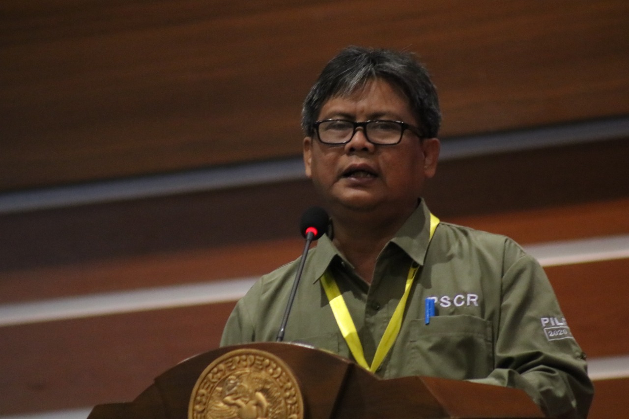 KETUA Pemilihan Calon Rektor 2020-2025 Prof. Suryanto saat memberikan sambutan di Aula Garuda Mukti Kampus C UNAIR pada Rabu (19/2/2020). (Foto: Andi Parmono)