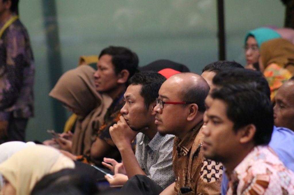 SIVITAS akademika UNAIR serius mendengarkan paparan dari setiap bakal calon rektor Universitas Airlangga 2020-2025 di Aula Garuda Mukti, Lantai 5, Kampus C UNAIR, pada Kamis (20/2/2020). (Foto: Bastian Ragas)