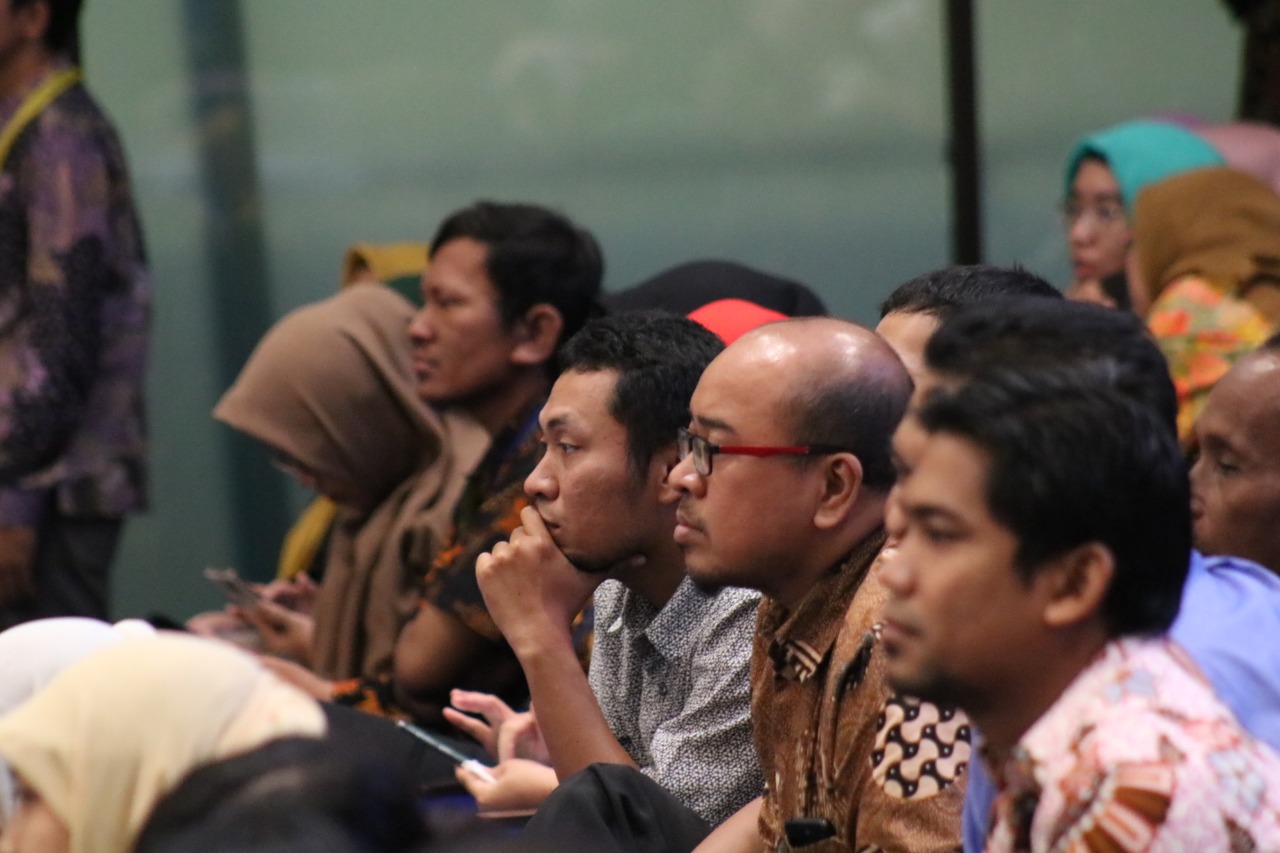 SIVITAS akademika UNAIR serius mendengarkan paparan dari setiap bakal calon rektor Universitas Airlangga 2020-2025 di Aula Garuda Mukti, Lantai 5, Kampus C UNAIR, pada Kamis (20/2/2020). (Foto: Bastian Ragas)