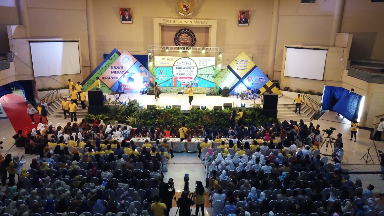 REKTOR UNAIR Prof Dr. Mohammad Nasih, SE., MT., Ak., CMA., saat memberikan paparan dalam Airlangga Education Expo 2020 pada hari pertama tanggal 22 Februari 2020. (Foto: Alifian Sukma)