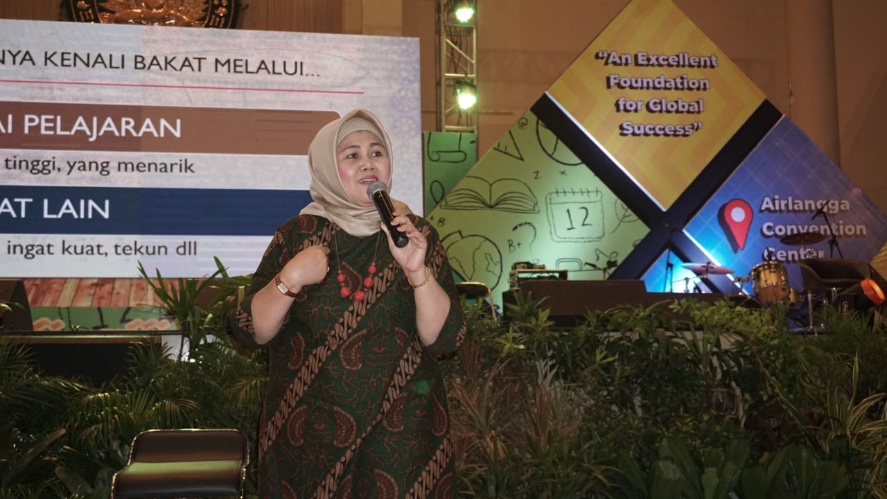 WAKIL Dekan III Fakultas Psikologi Universitas Airlangga Dr. Dewi Retno Suminar, M.Si., saat memberikan penjelasan tentang tips memilih program studi di Airlangga Education Expo (AEE) 2020 hari ketiga pada Minggu (23/2/2020). (Foto: Andi Pramono)