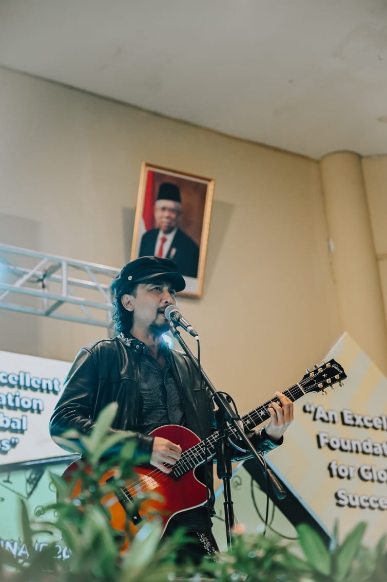 Piyu Padi  performance during 2020 Airlangga Education Expo (AEE) 2020 at Airlangga Convention Center (ACC) Universitas Airlangga. (Photo: Muhammad Alif Fauzan)