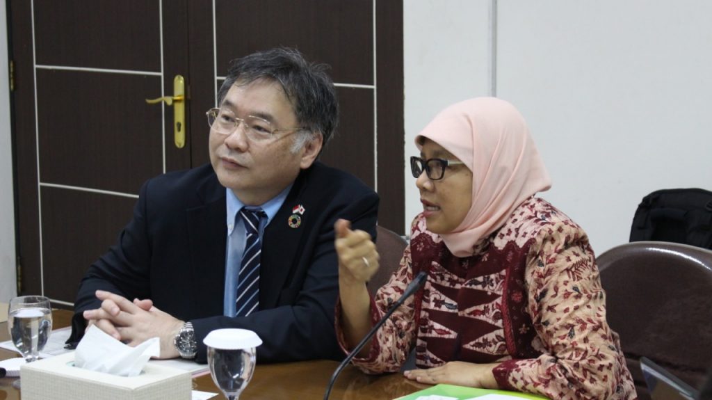 DARI kiri, Profesor Masato Ninomiya selaku Direktur Centre of International Education and Exchange dan Wakil Rektor I UNAIR Prof. Dr. Ni Nyoman Tri Puspaningsih, M.Si., berdiskusi bidang kerja sama yang potensial di Ruang Sidang A, Lantai 3, Kantor Manajemen Kampus C. (Foto: M. Alif Fauzan)