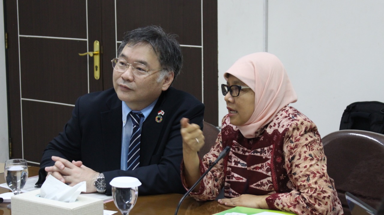 DARI kiri, Profesor Masato Ninomiya selaku Direktur Centre of International Education and Exchange dan Wakil Rektor I UNAIR Prof. Dr. Ni Nyoman Tri Puspaningsih, M.Si., berdiskusi bidang kerja sama yang potensial di Ruang Sidang A, Lantai 3, Kantor Manajemen Kampus C. (Foto: M. Alif Fauzan)