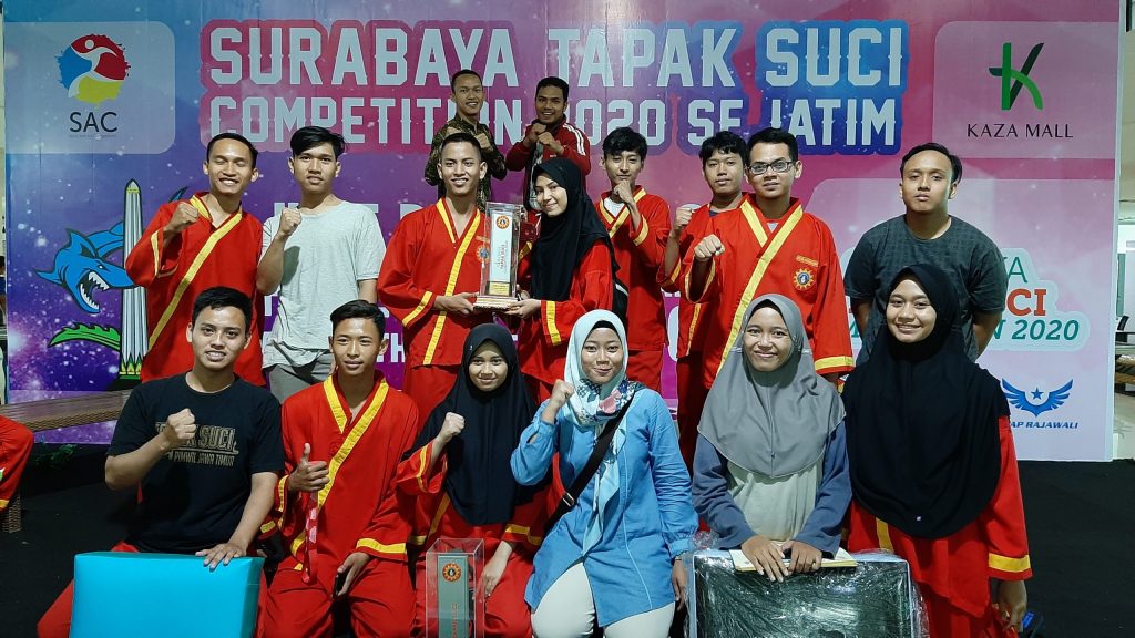 TIM UKM Tapak Suci Universitas Airlangga melakukan sesi foto bersama usai menerima tropi Juara Umum II dalam Surabaya Tapak Suci Competition 2020 se-Jawa Timur. (Foto: Dok Probadi)