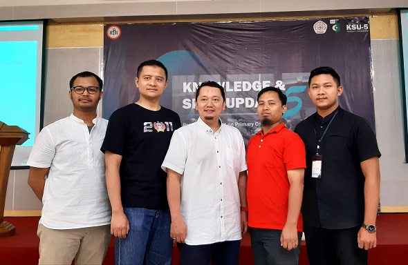 SULIS Bayusentono, dr., M.Kes., Sp.OT(K) dosen departemen ortopedi FK UNAIR sekaligus founder Boneslink (tengah). (Foto: Istimewa)