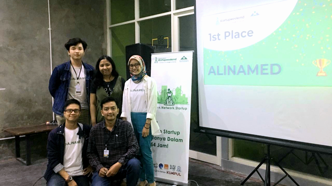 DOKTER Wawan (memakai baju kotak-kotak) bersama dengan tim Alinamed. (Foto: Dok. Pribadi)