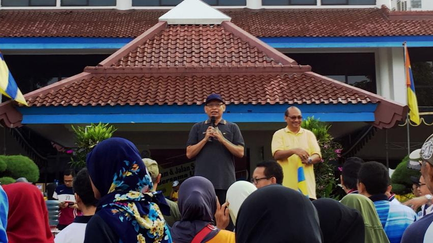 REKTOR UNAIR bersama dengan Dekan FKG Saat memberikan sambutan. (Foto: Muhmmad Wildan Suyuti)