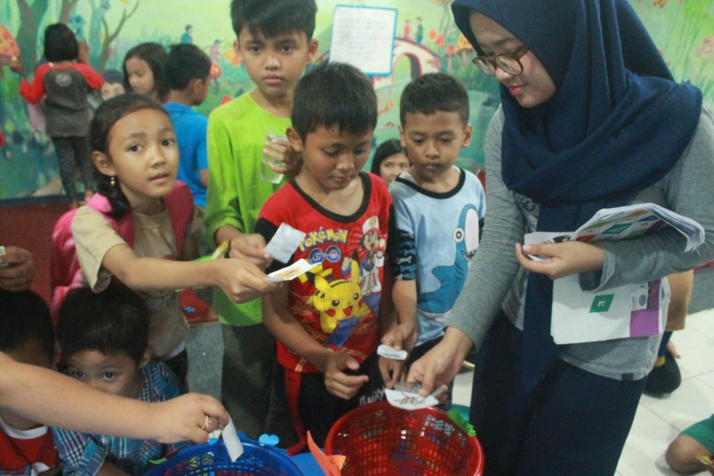 KOMUNITAS Kolom Bahagia melakukan kegiatan belajar mengajar lewat program Sekolah Angkasa di Balai RW 3 Gubeng. (Foto: Istimewa)
