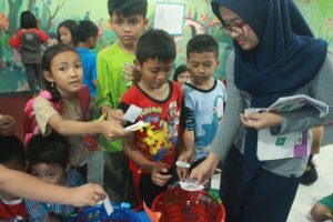 KOMUNITAS Kolom Bahagia melakukan kegiatan belajar mengajar lewat program Sekolah Angkasa di Balai RW 3 Gubeng. (Foto: Istimewa)
