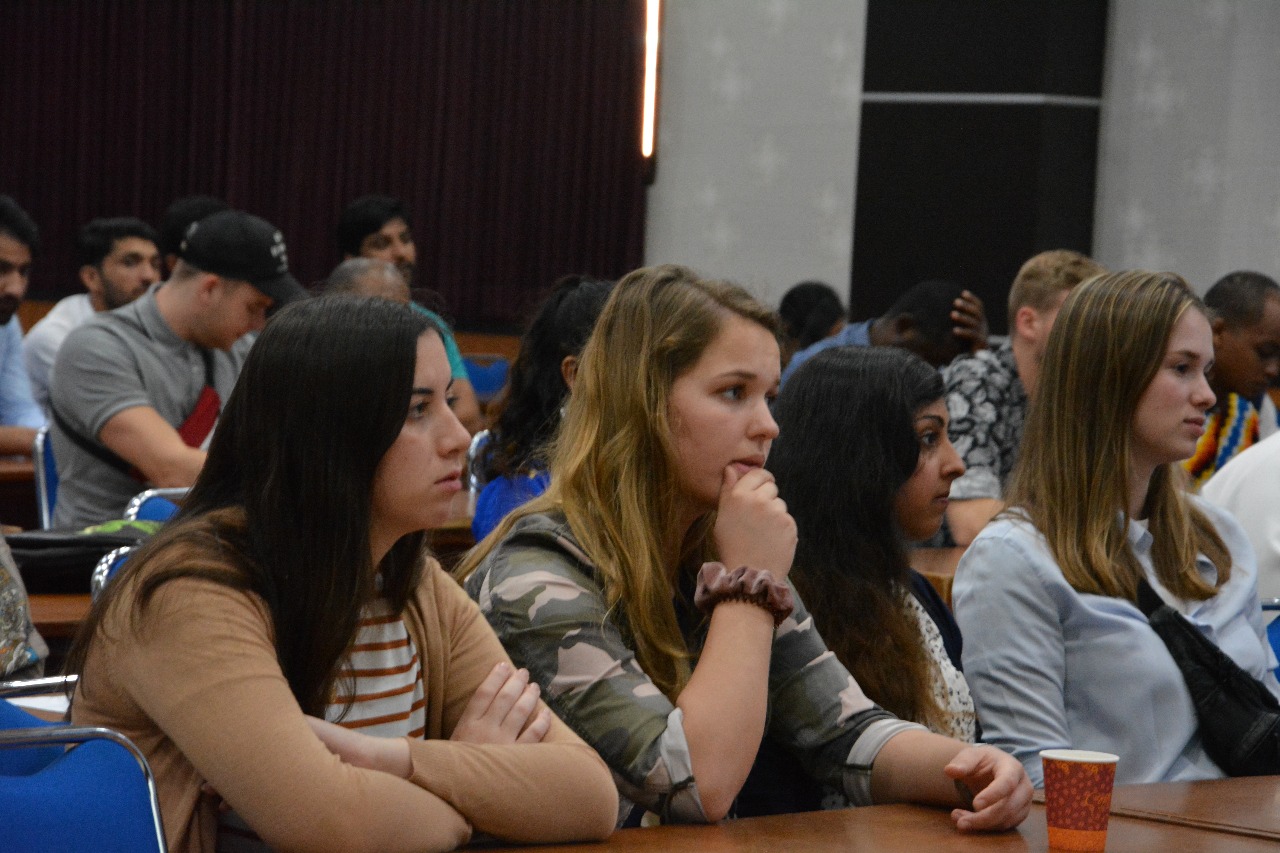 MAHASISWA asing saat mengikuti acara pembukaan Amerta XII di Aula Kahuripan 300, Kantor Manajemen UNAIR pada Jumat (28/2/2020). (Foto: Agus Irwanto)