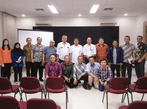 SESI foto bersama acara diskusi IKA FH UNAIR pada Selasa (10/3/2020) itu mengambil tempat di Gedung STR, Jakarta. (Foto: Istimewa)