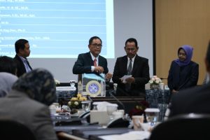 KETUA Senat Akademik Prof. Djoko Santoso dr., Ph.D., Sp. PD.K-GH.FINASIM., saat menghitung surat suara dalam Uji Kepatutan dan Kelayakan (UKK) calon rektor periode 2020-2025 Universitas Airlangga. (Foto: Feri Fenoria)