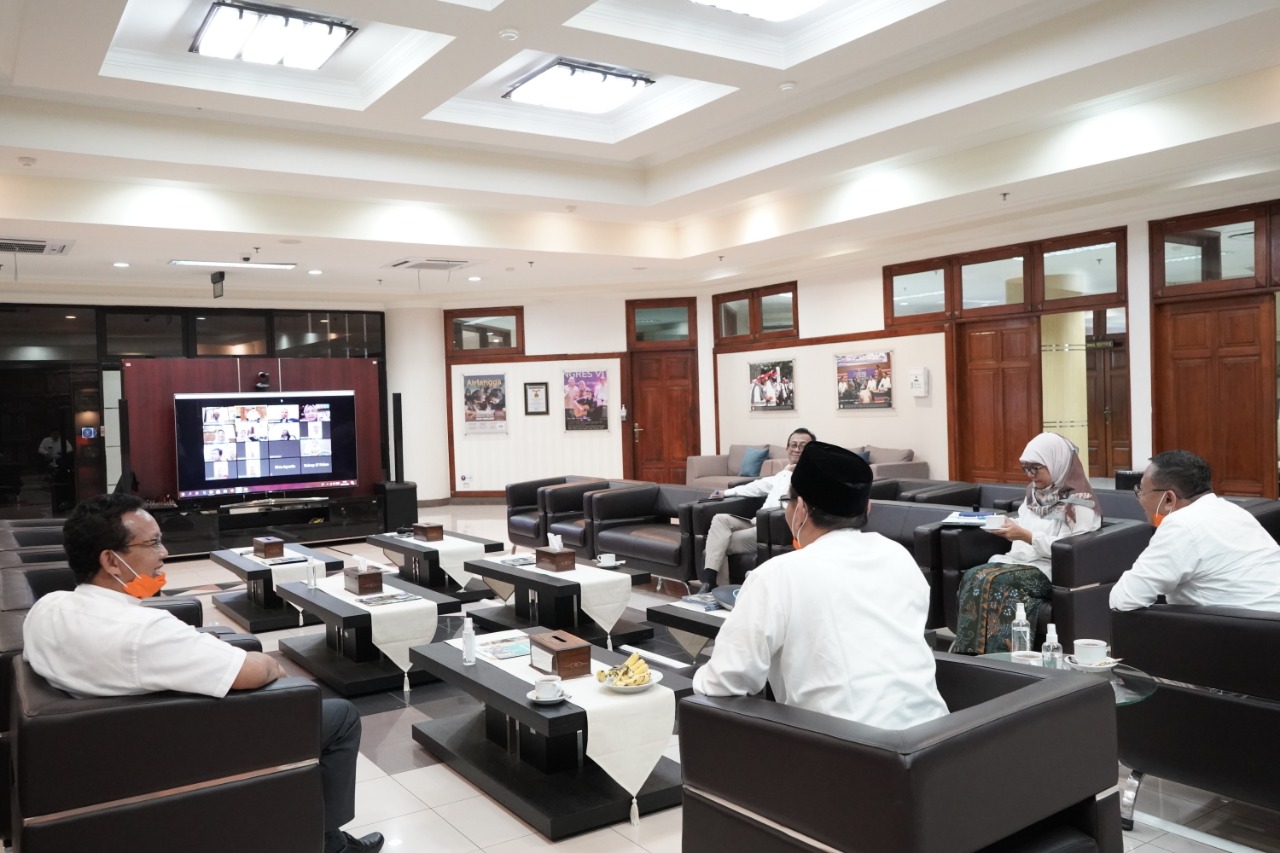RAPAT daring jajaran pimpinan Universitas Airlangga pada Jum’at (20/3/2020) di Hall Balairua, Lantai 4, Kantor Manajemen Kampus C UNAIR. (Foto: M. Alif Fauzan)