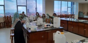 SEJUMLAH dosen di Fakultas Farmasi Universitas Airlangga membuat hand sanitizer. (Foto: Istimewa)