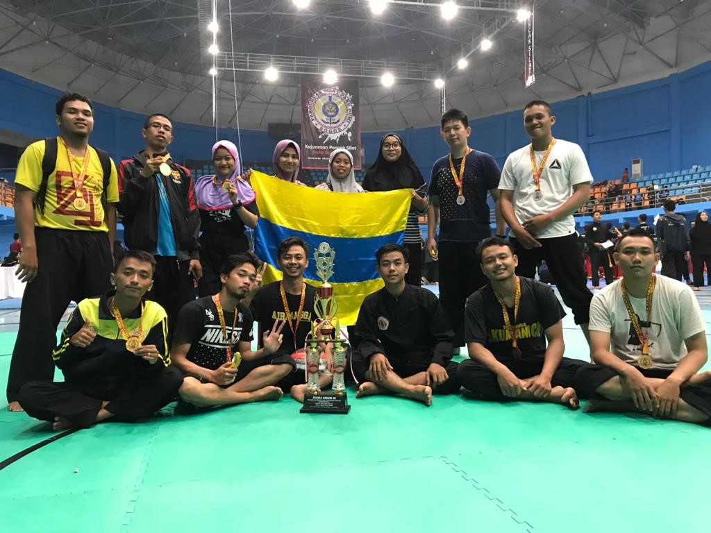 TIM IPSI UNAIR berfoto bersama usai mnereima tropi juara umum di Bogor. (Foto: pribadi)