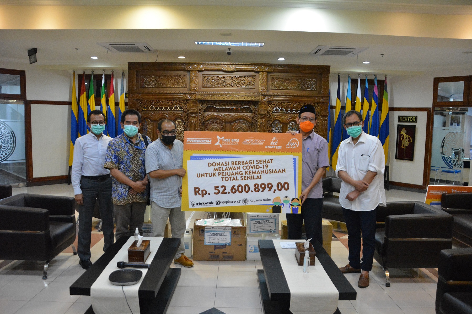 PENYERAHAN secara simbolis oleh komunitas kepada Rektor UNAIR Prof. Dr. Mohammad Nasih, SE., MT., Ak., CMA., di Hall Balairua, Lantai 4, Kantor Manajemen Kampus C, didampingi Ketua Senat AKdemik UNAIR Prof. Djoko Santoso, dr., Sp.PD-KGH., Ph.D., FINASIM dan sejumlah pimpinan pada Selasa siang (14/4/2020). (Foto: Feri Fenoria)