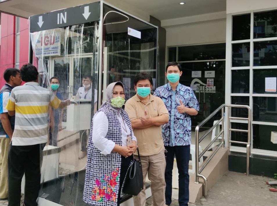 Prof Diah Savitri Ernawati (kiri) dan Prof R.M. Coen Pramono (tengah) usai pemberian bilik sterilisasi untuk RSGM UNAIR. (Dok. Pribadi)