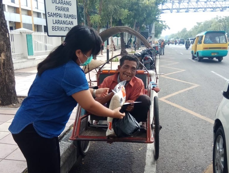 SALAH seorang penarik becak menerima bantuan dari FKG UNAIR. (Foto: Istimewa)