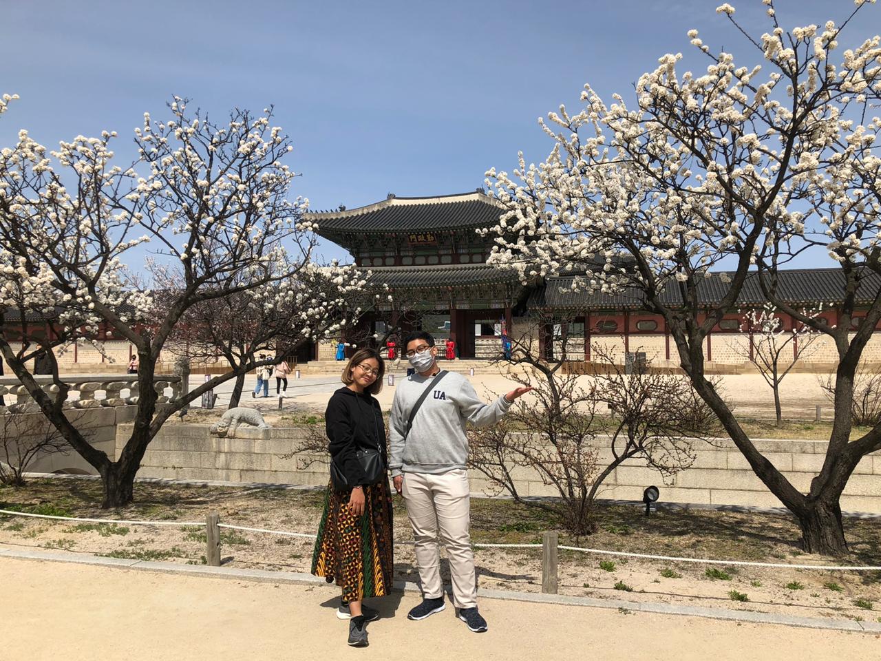 ARI dan Reginda bersama teman-teman mancanegara berswafoto setelah berdiskusi dan makan bersama. (Foto: dok. Pribadi)