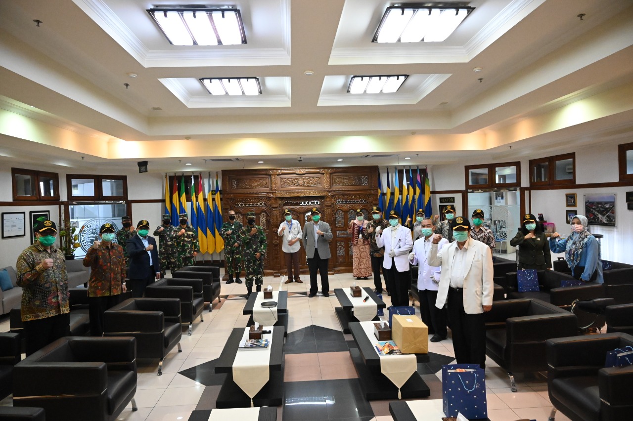 SESI foto bersama jajaran pimpinan Kodiklatal dan Universitas Airlangga usai melakukan serah terima bantuan pada Rabu (6/5/2020) di Hall Balairua, Lantai 4, Kantor Manajemen Kampus C. (Foto: Muhammad Alif Fauzan)