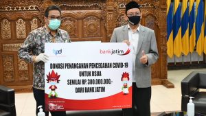 PENYERAHAN secara simbolis Bank Jatim diwakili Direktur Operasi dan TI Bank Jatim Tonny Prasetyo kepada Rektor UNAIR Prof. Dr. Mohammad Nasih, SE., MT., Ak., CMA., pada Rabu (20/5/2020) di Hall Balairua, Lantai 4, Kantor Manajemen Kampus C. (Foto: M. Alif Fauzan)