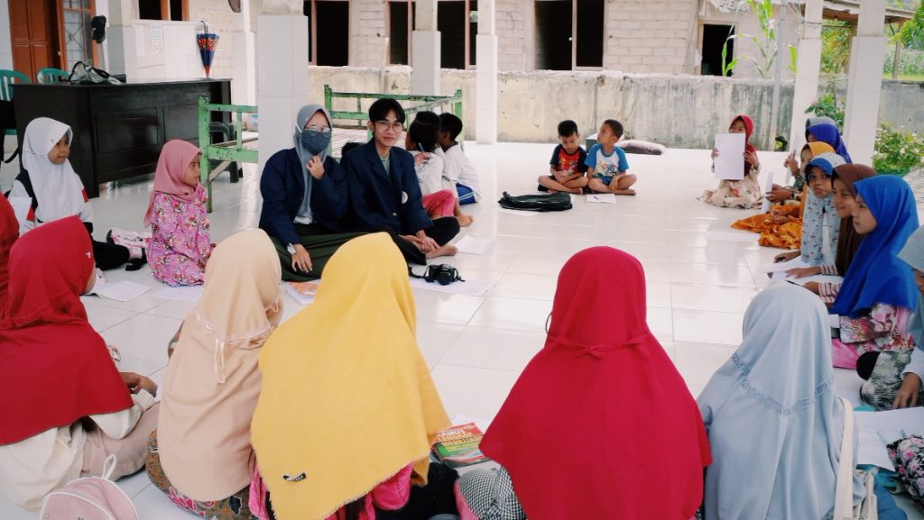Teaching children in Madura by Groups 306. (Photo: Personal Doc.)