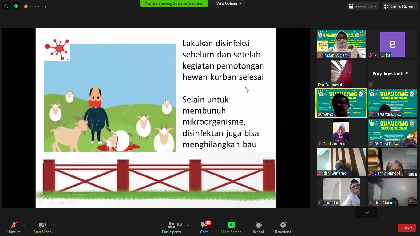 PELAKSANAAN Pengmas Fakultas Kedokteran Hewan (FKH) UNAIR bertajuk ‘Pelatihan Pembuatan Disinfektan Untuk Menetralkan Pencemaran Coronavirus Pada Pemotongan Hewan Qurban 1441 H Bagi Para Takmir Se-Kota Surabaya’, Minggu (19/07/2020). (Foto: Erika Eight Novanty)