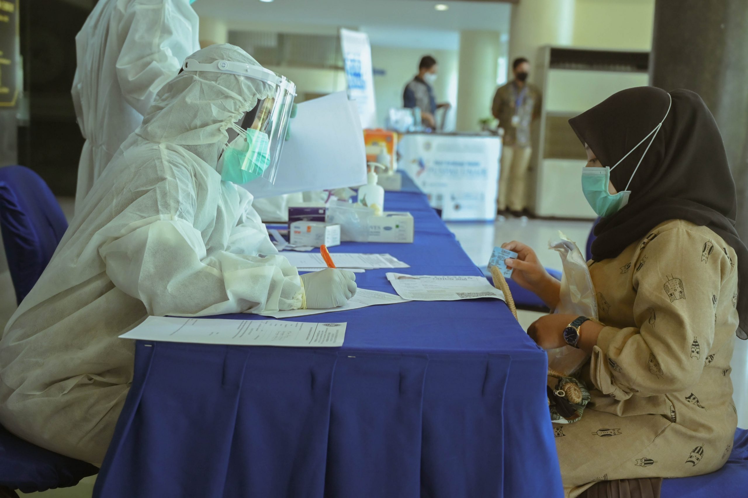 SALAH seorang peserta UTBK menjalani rapid test di Hall Airlangga Convention Center (ACC) Kampus C. (Foto: M. Alif Fauzan)