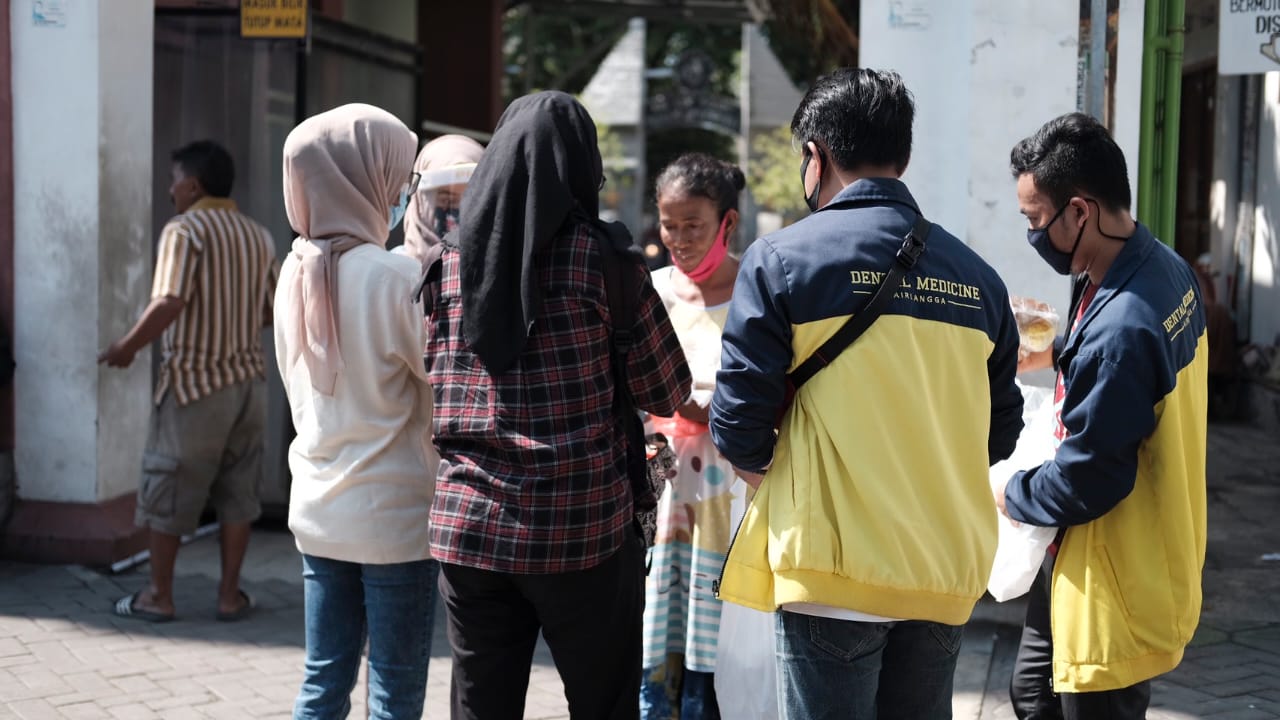 KEGIATAN penyaluran donasi untuk warga terdampak. (Foto: panitia)