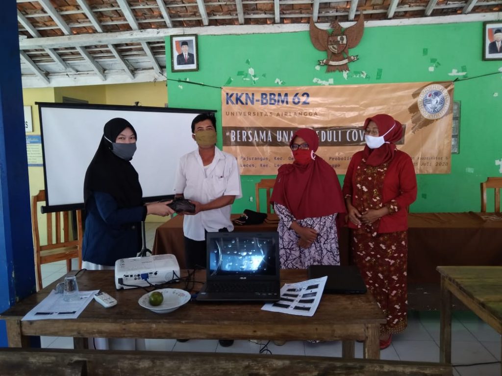 PENYERAHAN Jamu Secara Simbolis oleh kelompok KKN kepada Warga. (Foto: Dok. Pribadi)