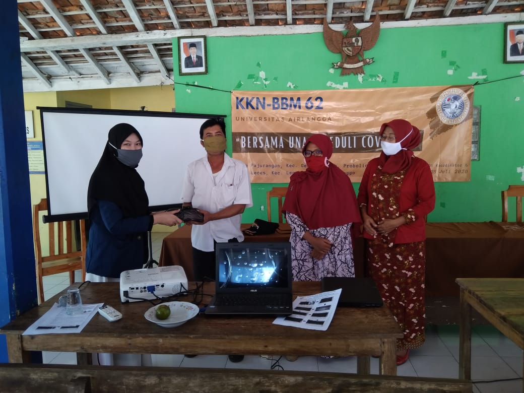 PENYERAHAN Jamu Secara Simbolis oleh kelompok KKN kepada Warga. (Foto: Dok. Pribadi)