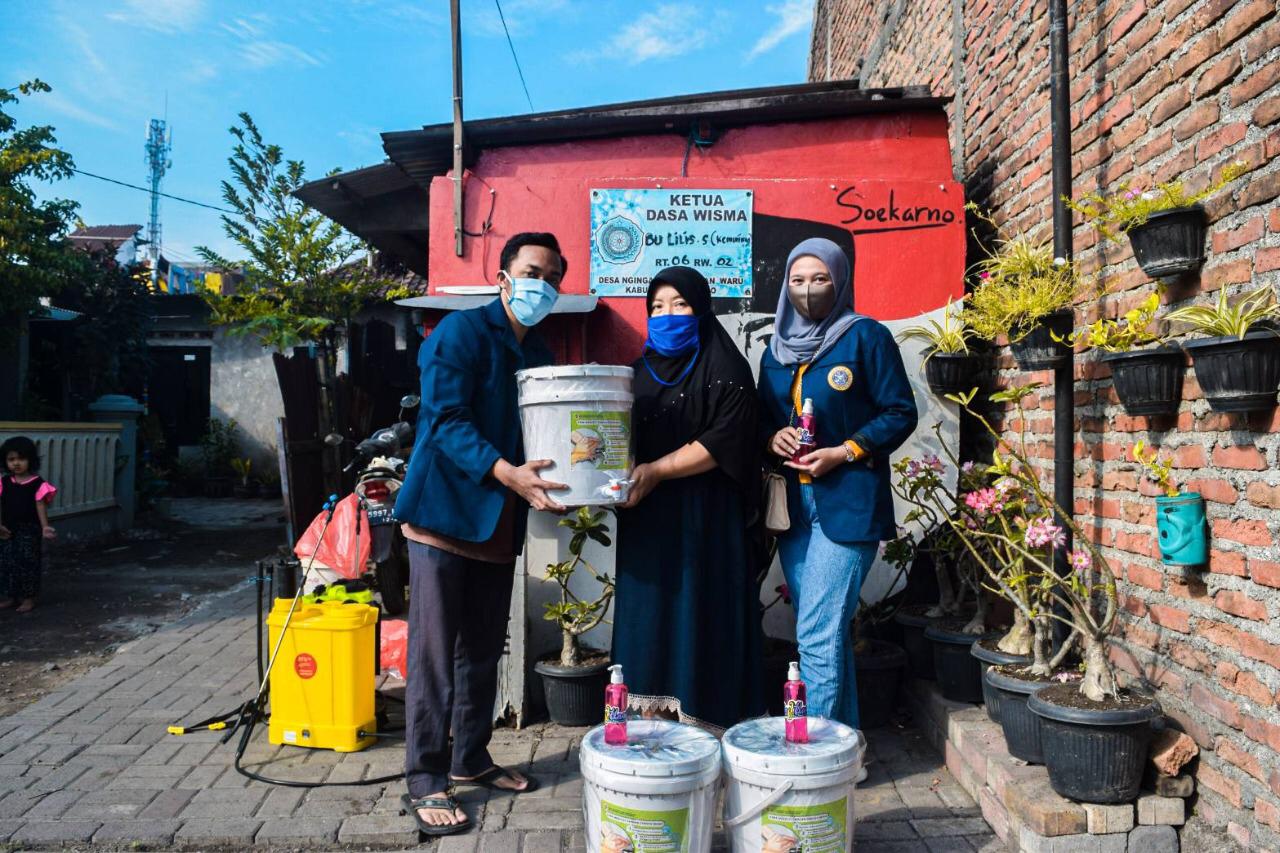 PENYALURAN Tempat Cuci Tangan oleh Tim KKN Desa Ngingas kepada Warga. (Foto: Dok. Pribadi)