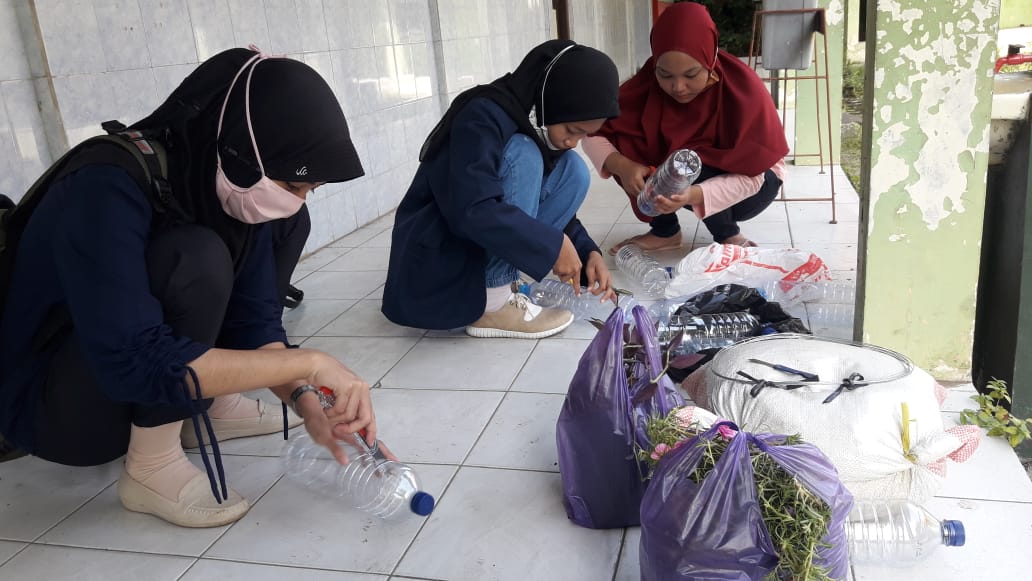 PEMBUATAN Vertical Garden. (Foto: Dok. Pribadi)