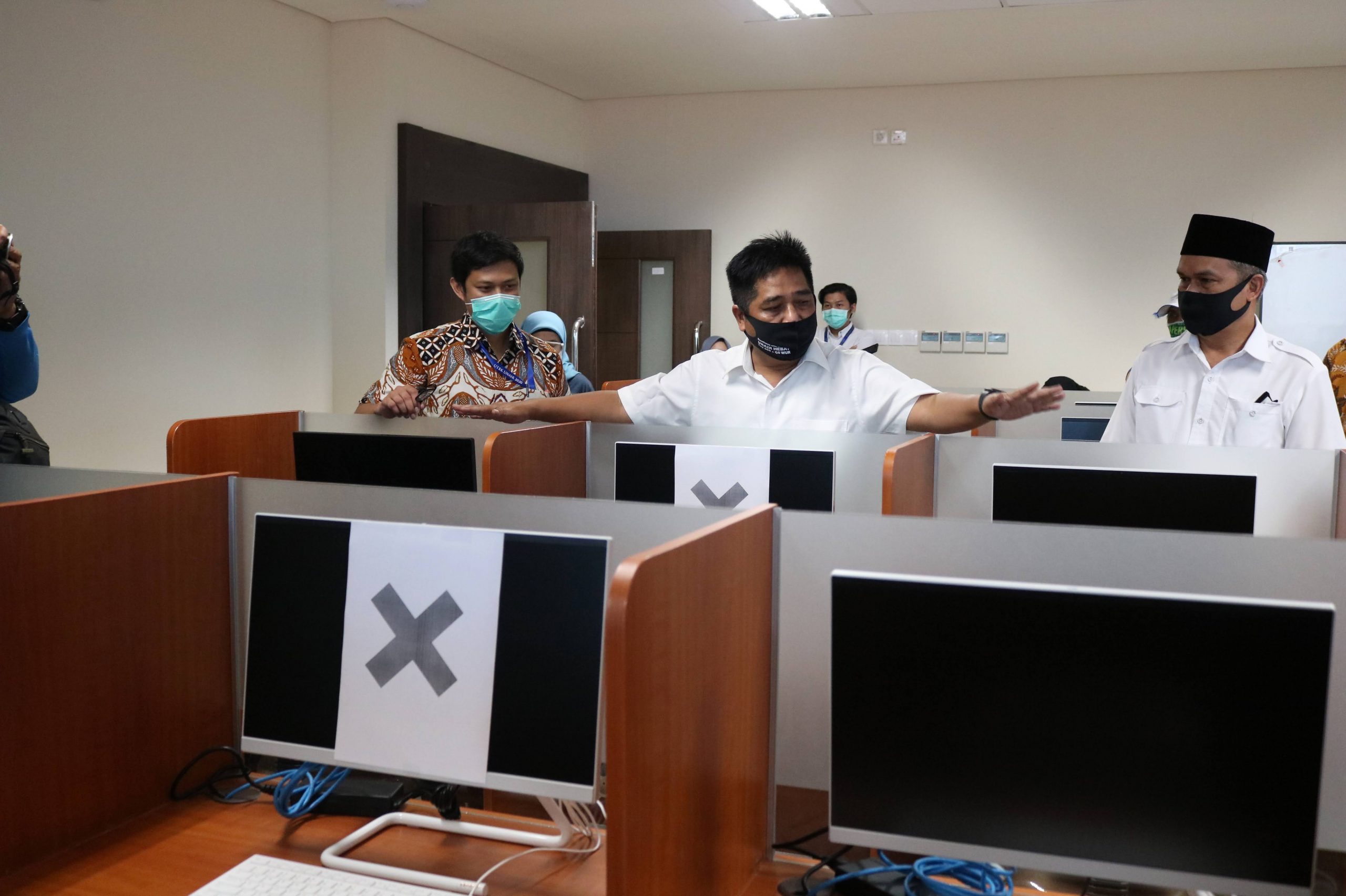 DARI kiri, Panitia Pusat UTBK UNAIR Chrismawan Ardianto, S.FARM., M.SC., PH.D., APT; Ketua Pusat Informasi dan Humas (PIH) Dr Suko Widodo; dan Ketua Pusat Penerimaan Mahasiswa Baru (PPMB) Dr. Achmad Solihin S.E., M.Si. (Foto: Agus Irwanto)