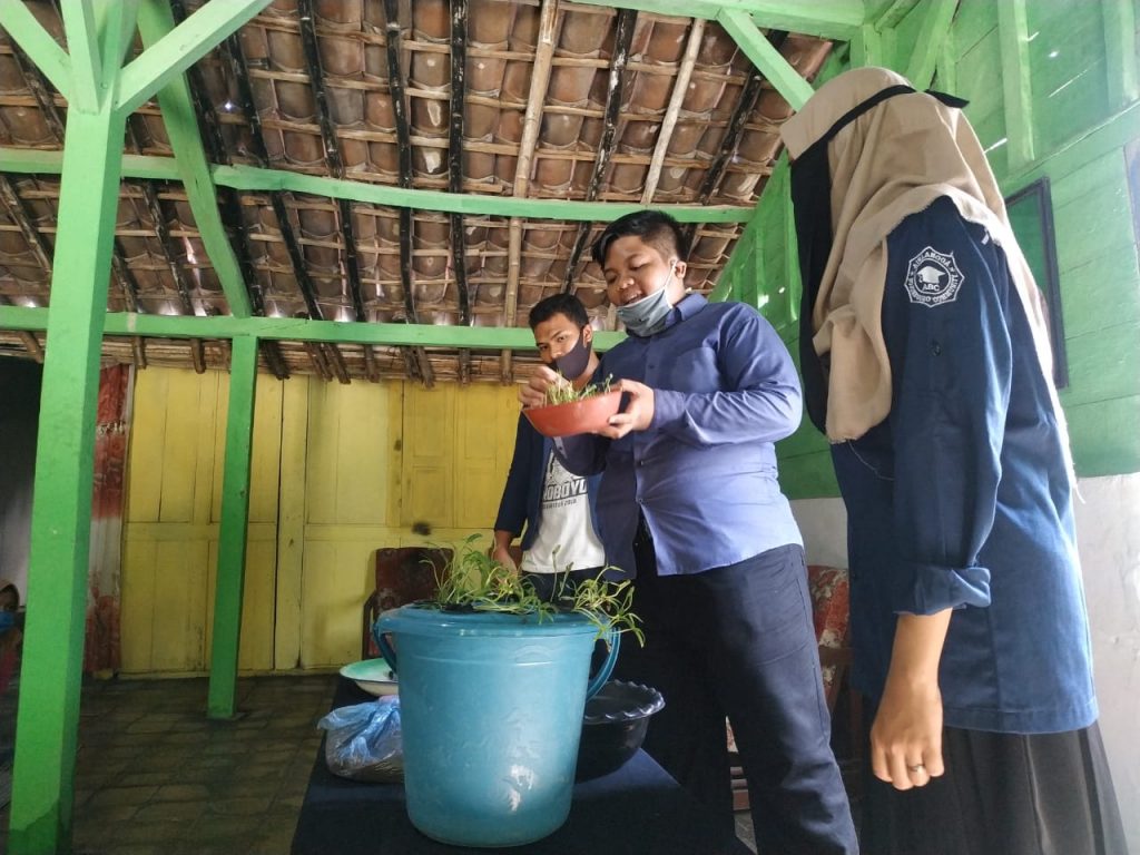 MAHASISWA menyosialisasikan metode aquaponik kepada waraga di Dusun Kedungrejo, Desa Gunung Sari Kecamatan Boureno, Kabupaten Bojonegoro, pada Kamis (16/7/2020) di rumah salah seorang warga. (Foto: Istimewa)