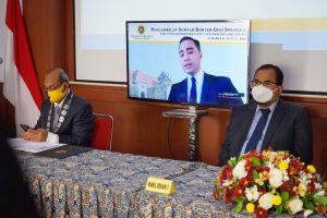 PROSESI pengambilan sumpah dokter gigi spesialis Fakultas Kedokteran Gigi (FKG) UNAIR pada Kamis (30/7/2020). (Foto: Andri Hariyanto)