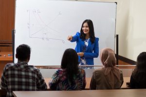 ILUSTRASI suasana kelas Fakultas Ekonomi dan Bisnis. (Foto: Istimewa)