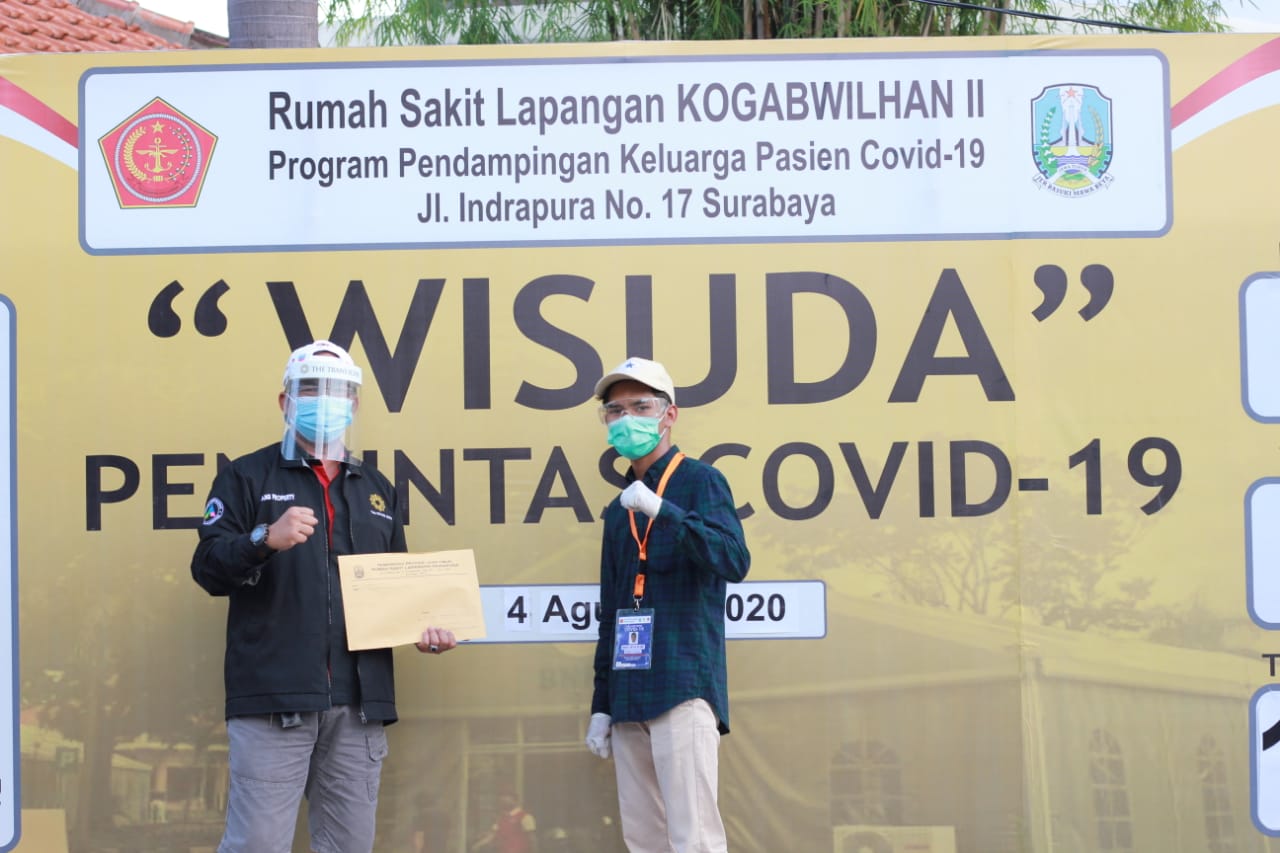 POTRET Wahyu bersama pasien Covid-19 yang telah sembuh di RS Lapangan Indrapura. (Foto: dok. Pribadi)