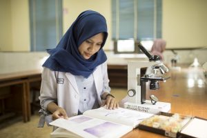 ILUSTRASI mahasiswa kedokteran membaca buku. (Foto: Istimewa)