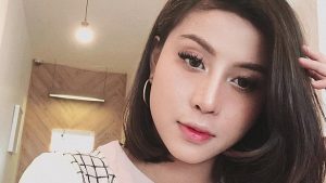 AWKARIN, seorang selebriti internet asal Indonesia yang aktif di media sosial seperti Instagram, Twitter dan YouTube. (Foto: tirto.id)