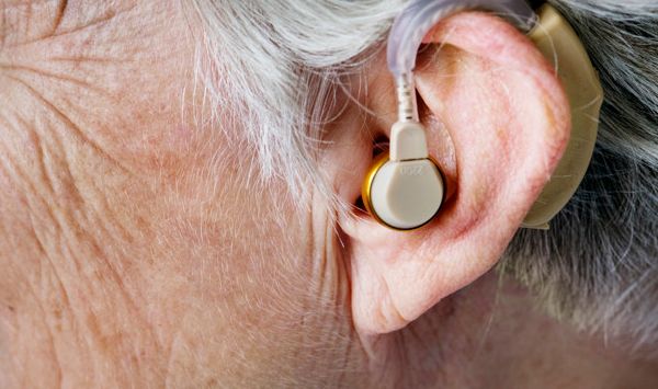 ILUSTRASI gangguan pendengaran pada lansia. (Foto: istimewa)