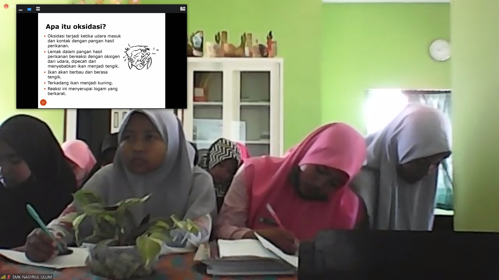 SUASANA pembelajaran SMK Perikanan waktu menerima pembelajaran daring oleh Eka Saputra, M.Si. (Foto: Istimewa)