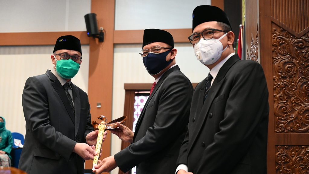 KIRI, Prof. Mochammad Amin Alamsjah, Ir., M.Si., Ph.D., menerima keris dari Rektor UNAIR Prof. Dr. Mohammad Nasih, SE., MT., Ak., didampingi Ketua Senat Akademik Prof. Djoko Santoso, dr., Ph.D., Sp.PD.K-GH.FINASIM. (Foto: M. Alif Fauzan)