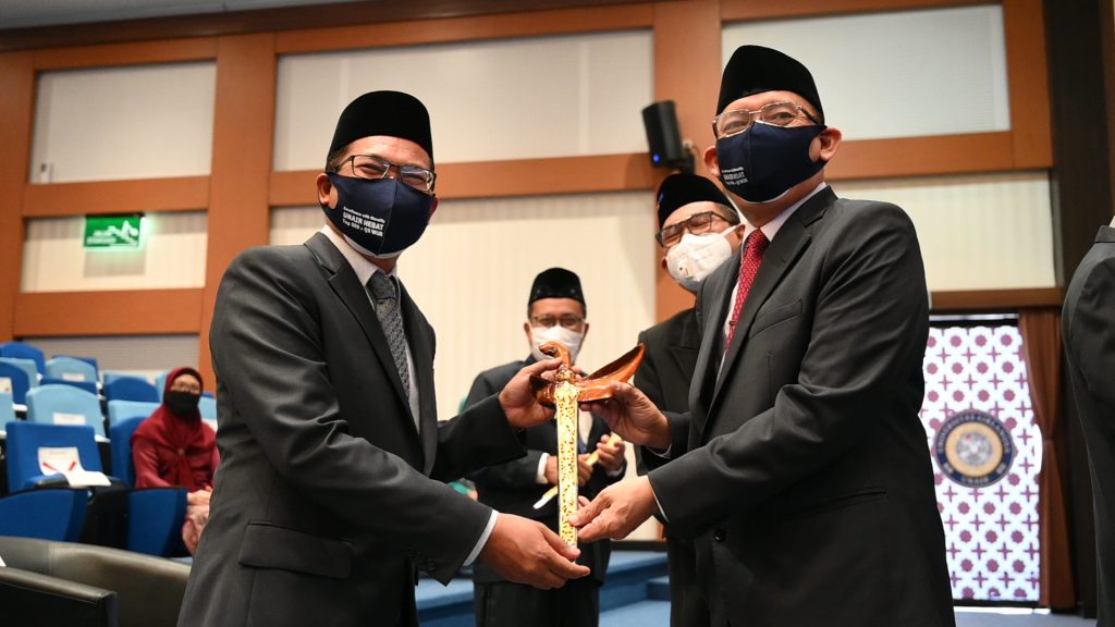 Prof. Dr. Purnawan Basundoro, SS, M.Hum., receives a keris by UNAIR Rector after being inaugurated as Dean of Faculty of Humanities for 2020-2025 on Wednesday , September 30, 2020. (Photo: M. Alif Fauzan)