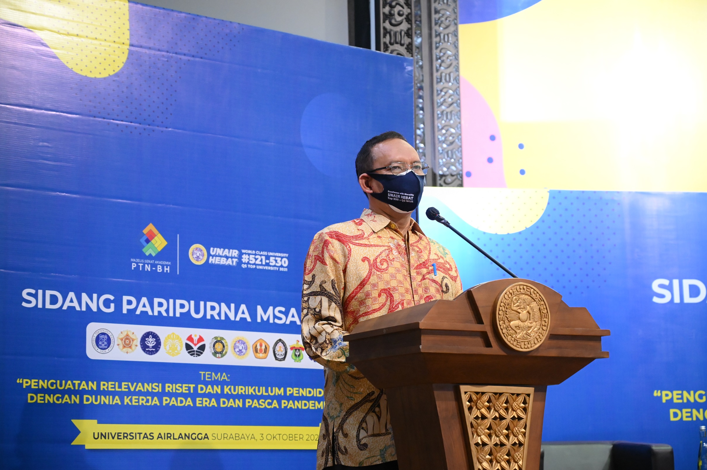 REKTOR UNAIR Prof. Dr. Mohammad Nasih, SE., MT., Ak.,CMA, saat menyampaikan sambutan dalam rumah Sidang Paripurna Majelis Senat Akademik Perguruan Tinggi Negeri Berbadan Hukum (MSA PTN-BH) tahun 2020 pada Sabtu (3/10/2020). (Foto: M. Alif Fauzan)