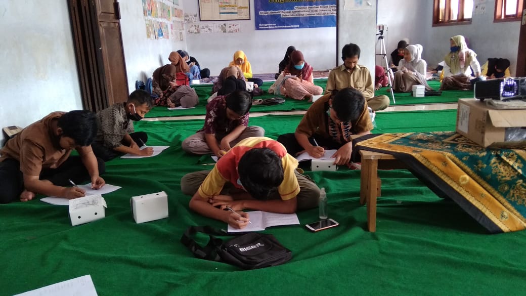 SISWA MI di Desa Kemoloko belajar menulis cerpen dan puisi dengan didampingi dosen Bahasa dan Sastra Indonesia UNAIR. (Foto: Istimewa)